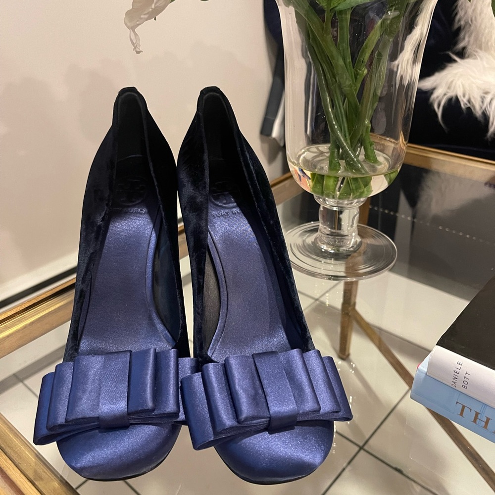 Tory Burch 10M sapphire satin velvet satin bow block heel shoes navy blue